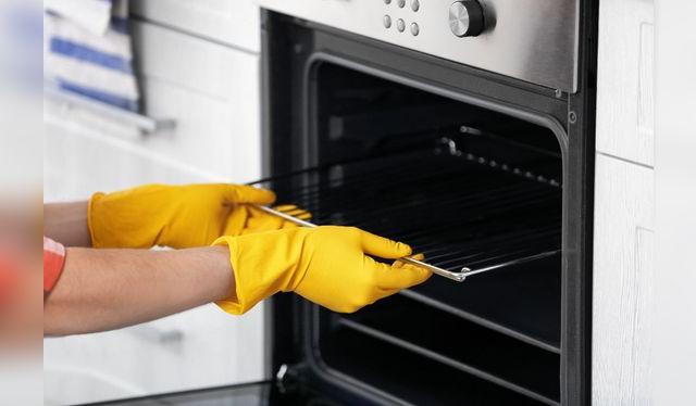 Las rejillas y bandeja de base las puedes lavar en el lavadero.   