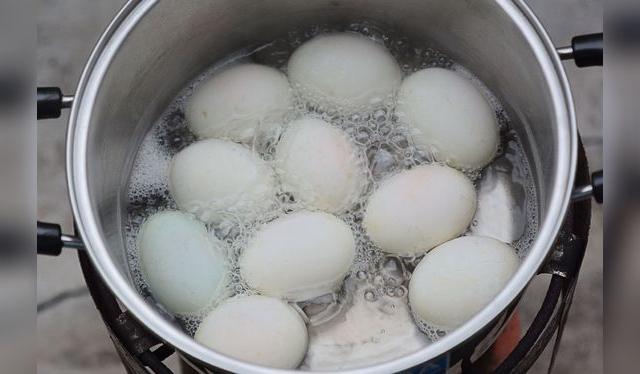 Para evitar infecciones alimenticias, los huevos deben cocinarse bien.   