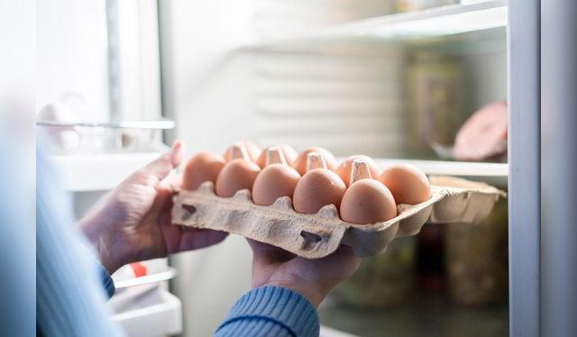 No olvides mantener los huevos refrigerados, y atemperarlos al ambiente 30 minutos antes de cocinarlos.   