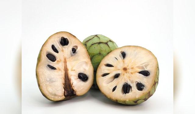 El gusano a veces lo encontramos dentro de la fruta.   