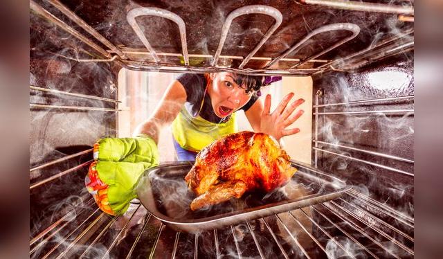 Hornear el pavo no es una tarea sencilla; se requiere experiencia. Hornear el pavo no es una tarea sencilla; se requiere experiencia.