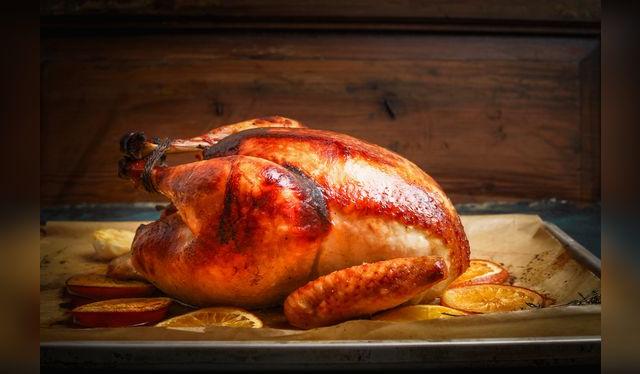 Un pavo bien horneado es cosa seria y no se puede delegar así nada más. Un pavo bien horneado es cosa seria y no se puede delegar así nada más.