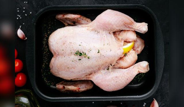 Usa una bandeja de metal alta para que los jugos no se pierdan. Usa una bandeja de metal alta para que los jugos no se pierdan.