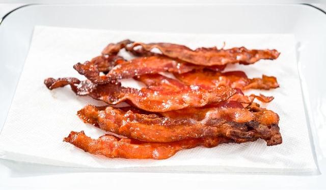 El papel toalla absorbe el exceso de grasa, para que quede crocante. El papel toalla absorbe el exceso de grasa, para que quede crocante.