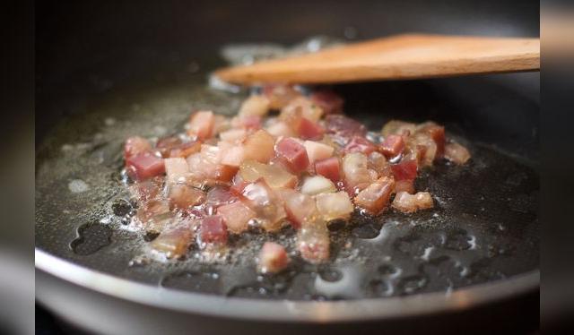 Si los necesitas en cubitos, pícalos antes de freirlos. Si los necesitas en cubitos, pícalos antes de freirlos.
