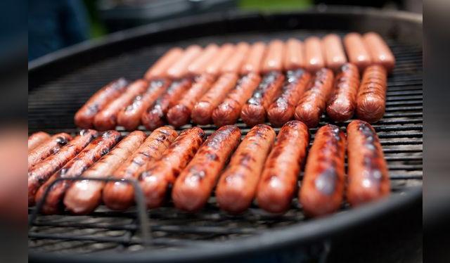 Procura reducir el consumo de salchichas a la parrilla.  