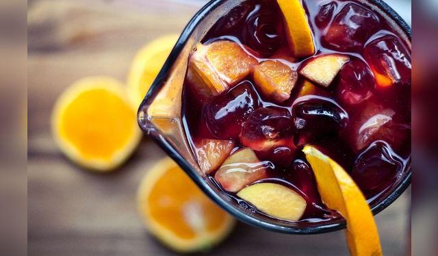 La naranja es un ingrediente clave en una buena sangría.   