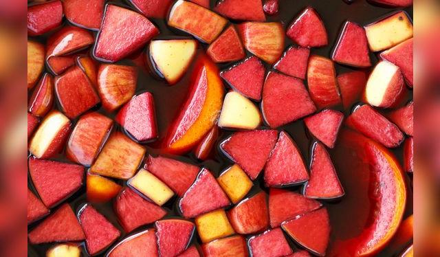 No olvides macerar las frutas en la sangría, con cuidado de que no fermenten.   