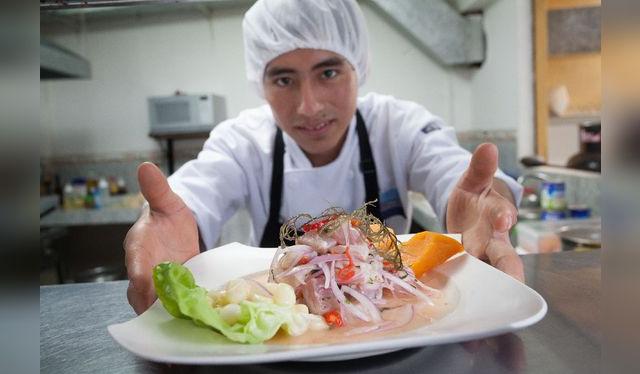 Aunque han habido intentos para cambiar la costumbre, son pocos aun los negocios que ofrecen ceviche de noche.   
