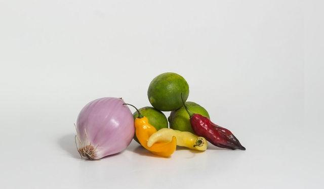 La cebolla, el ají y el limón no son la mejor opción para la noche.   