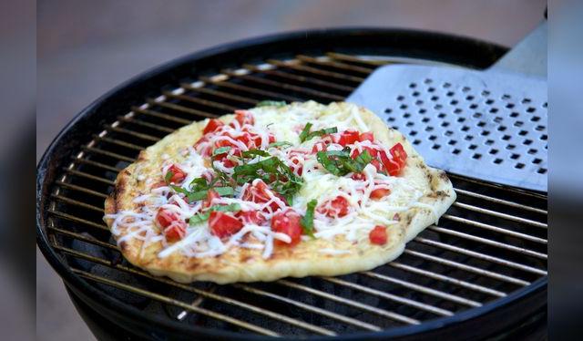 Este tipo de espátulas son muy prácticas para levantar la pizza de la parrilla.    