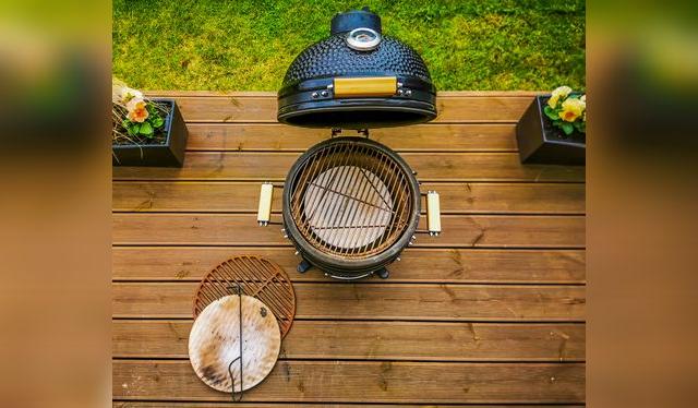 Las parrillas tipo kamado funcionan muy bien porque tienen tapa.    