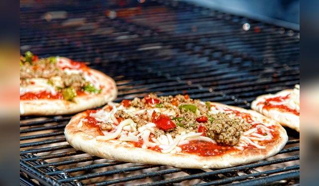 Aprovecha las brasas y prepara unas pizzas, que son mucho más económicas que la carne.   