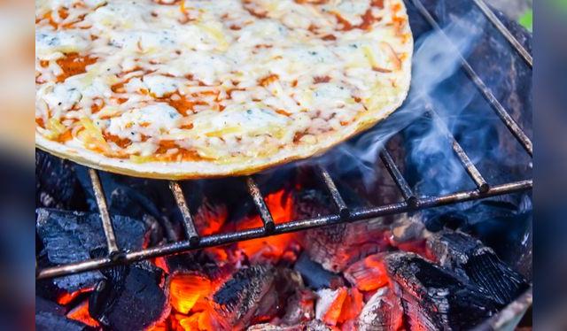 Las masas muy delgadas y la cercanía del fuego pueden quemar la pizza.    