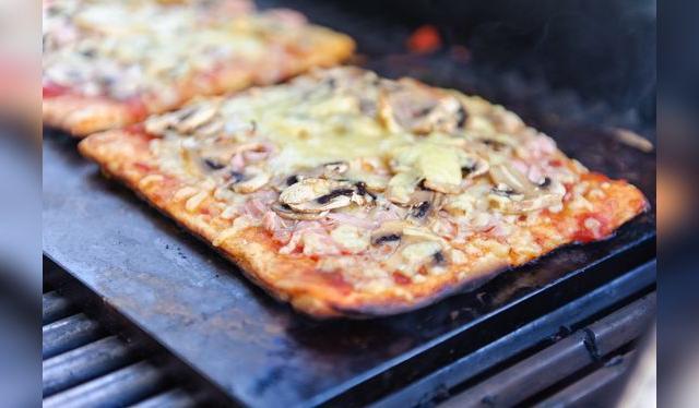 La plancha ayuda para que la pizza no se pegue y tenga una base que la proteja del fuego.   