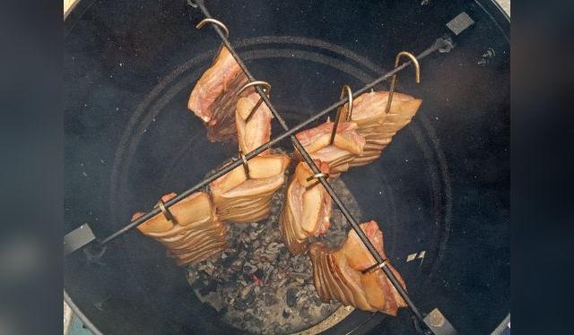 Las carnes van colgadas de ganchos, con el carbón en la base, generando el efecto de un horno ahumador. Las carnes van colgadas de ganchos, con el carbón en la base, generando el efecto de un horno ahumador.