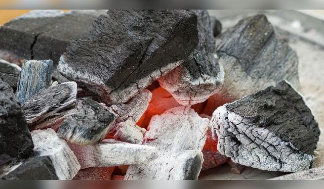 El carbón se coloca sobre la tapa de la caja china, y están expuestos. El carbón se coloca sobre la tapa de la caja china, y están expuestos.