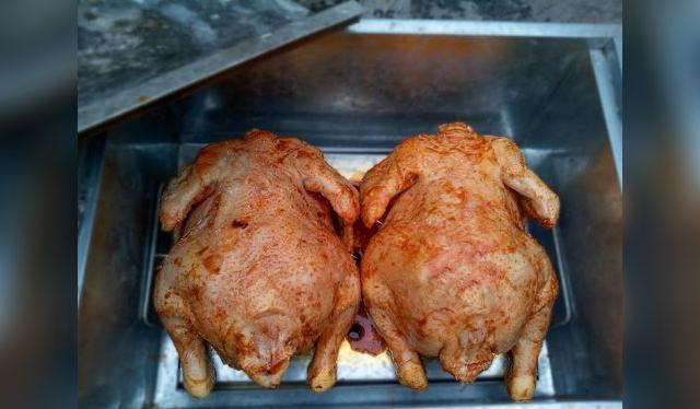 Hay cajas chinas pequeñas: en esta entran dos pollos cómodamente. Hay cajas chinas pequeñas: en esta entran dos pollos cómodamente.