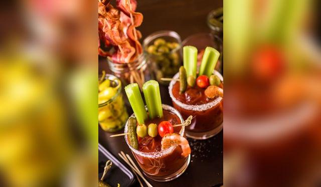 Un paladar ortodoxo levantaría la ceja al ver algo así; pero hay Bloody Mary para todos los gustos.   