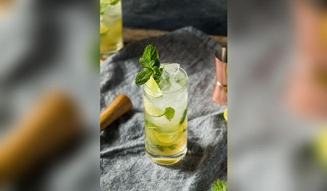 El ginger beer y el cañazo se llevan bien: combínalos con hierbabuena y limón.   