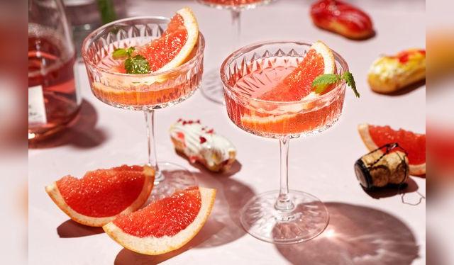 La sangría se puede renovar con un toque de espumante, servido en la misma copa.   