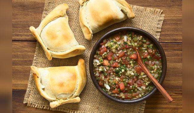 El pebre acompaña la comida típica chilena, como estas empanadas de pino (carne mechada). El pebre acompaña la comida típica chilena, como estas empanadas de pino (carne mechada).