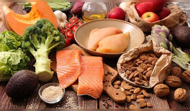 Comida variada; de origen vegetal y animal, con distintos colores y texturas. Comida variada; de origen vegetal y animal, con distintos colores y texturas.