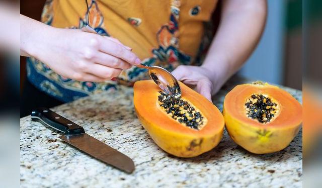 Prueba consumir las pepas en las mañanas, junto a tu porción de papaya.   