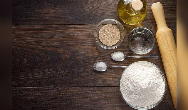 Solo necesitan 5 ingredientes, un rodillo y una superficie caliente. Solo necesitan 5 ingredientes, un rodillo y una superficie caliente.