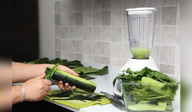 Una vez que pasan por la licuadora o el procesador, los jugos y extractos pierden la mayor parte de la fibra que contienen.,    