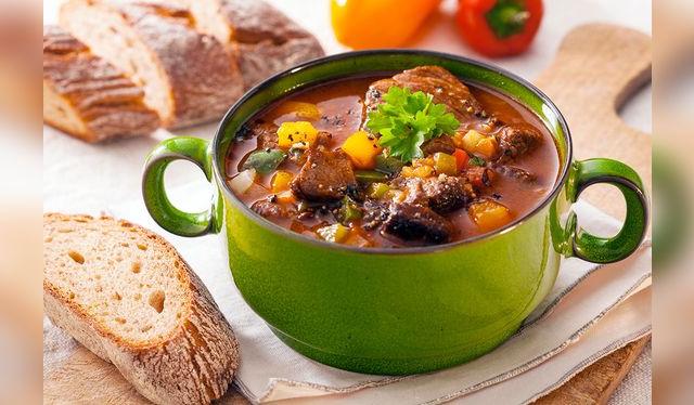 En un estofado o plato de cocción lenta, todos los nutrientes permanecen en la comida. En un estofado o plato de cocción lenta, todos los nutrientes permanecen en la comida.