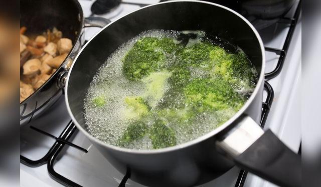 Los nutrientes se pierden en el agua de la cocción; por eso se recomienda cocer al vapor, en microondas o en el horno. Los nutrientes se pierden en el agua de la cocción; por eso se recomienda cocer al vapor, en microondas o en el horno.