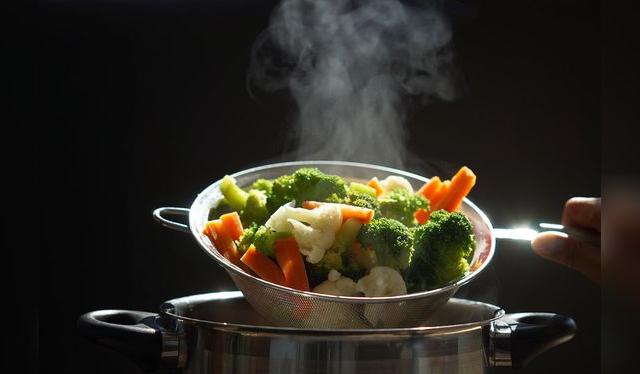 La temperatura ayuda a eliminar agentes patógenos y hace más fácil la digestión. La temperatura ayuda a eliminar agentes patógenos y hace más fácil la digestión.