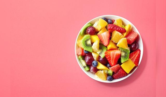 La fruta es mejor consumirla entera para aprovechar al máximo sus beneficios, en especial la fibra. La fruta es mejor consumirla entera para aprovechar al máximo sus beneficios, en especial la fibra.