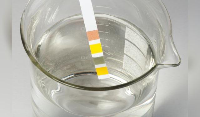 El nivel de pH del agua pura es 7: punto medio entre lo ácido y lo alcalino. El nivel de pH del agua pura es 7: punto medio entre lo ácido y lo alcalino.