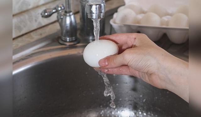No es buena idea lavarlos, porque se puede contaminar otras áreas de la cocina.    