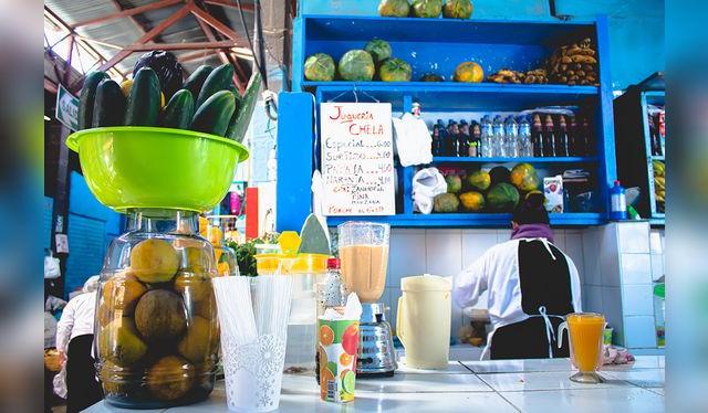 Muchos puestos de mercado ofrecen batidos o jugos con huevo crudo.   