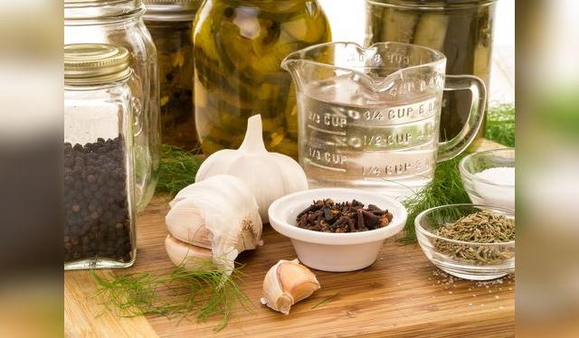 Vinagre, azucar, agua y sal... el resto depende de tu gusto.   