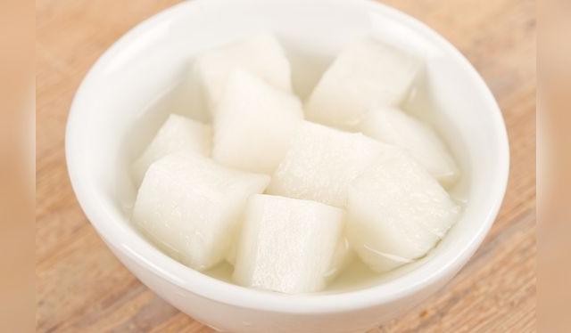 Los nabos encurtidos son un clásico chifero.   