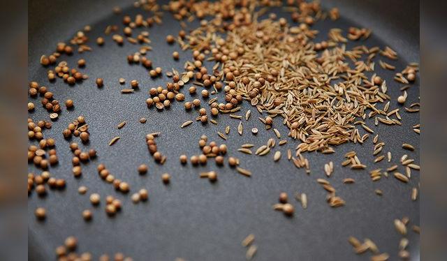 Para que suelte su sabor, el comino, como otras semillas, hay que tostarlo ligeramente en la sartén. Para que suelte su sabor, el comino, como otras semillas, hay que tostarlo ligeramente en la sartén.
