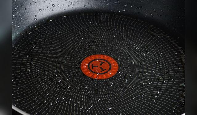 Recuerda: las ollas y sartenes con superficie antiadherente no necesitan curarse. Recuerda: las ollas y sartenes con superficie antiadherente no necesitan curarse.