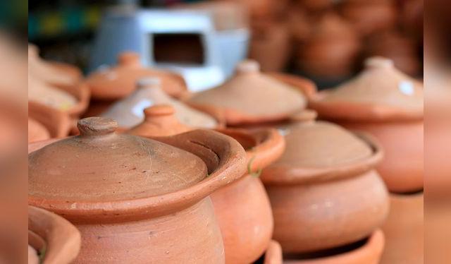 Las ollas de barro se pueden curar con aceite o con grasa de cerdo. Las ollas de barro se pueden curar con aceite o con grasa de cerdo.