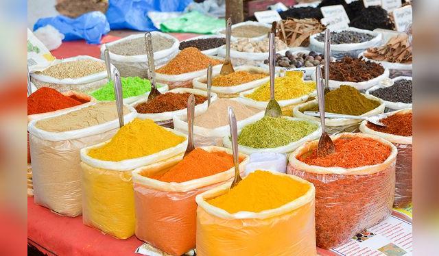 La cúrcuma está muy presente en la cocina india; con ella y otras especias se prepara el curry. La cúrcuma está muy presente en la cocina india; con ella y otras especias se prepara el curry.