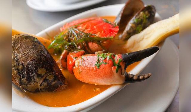 La parihuela queda mucho mejor con un buen caldo o concentrado de choros.    