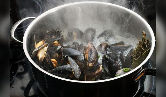 Como su pariente, el mejillón, el choro solo necesita una cocción rápida (hasta que se abran).    