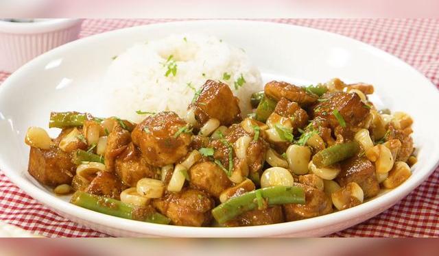 El choclito santeado con vainitas y pollo es ya un clásico casero.   