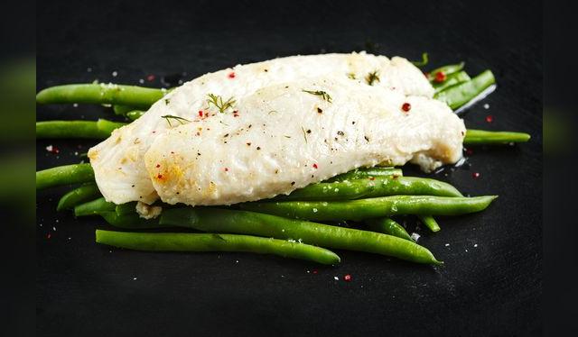 El filete de basa es una fuente de proteínas, pero desangelado.   