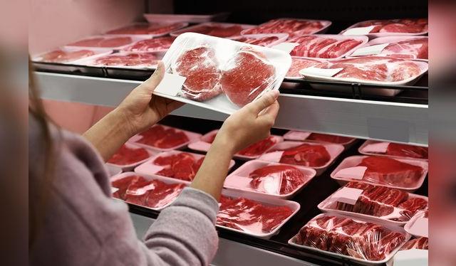 Los alimentos perecibles, como la carne de res, tienen que mantenerse refrigerados hasta minutos antes de consumirlos. Los alimentos perecibles, como la carne de res, tienen que mantenerse refrigerados hasta minutos antes de consumirlos.