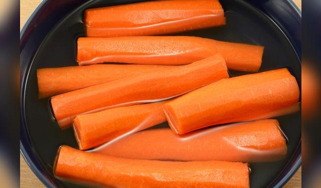 Sumergidas en agua fría quedan crocantes; el agua también ayuda a restituir su natural rigidez.    