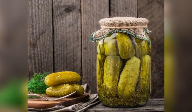 El pepinillo es una variedad pequeña del pepino, que se suele consumir encurtidos o en salmuera.   